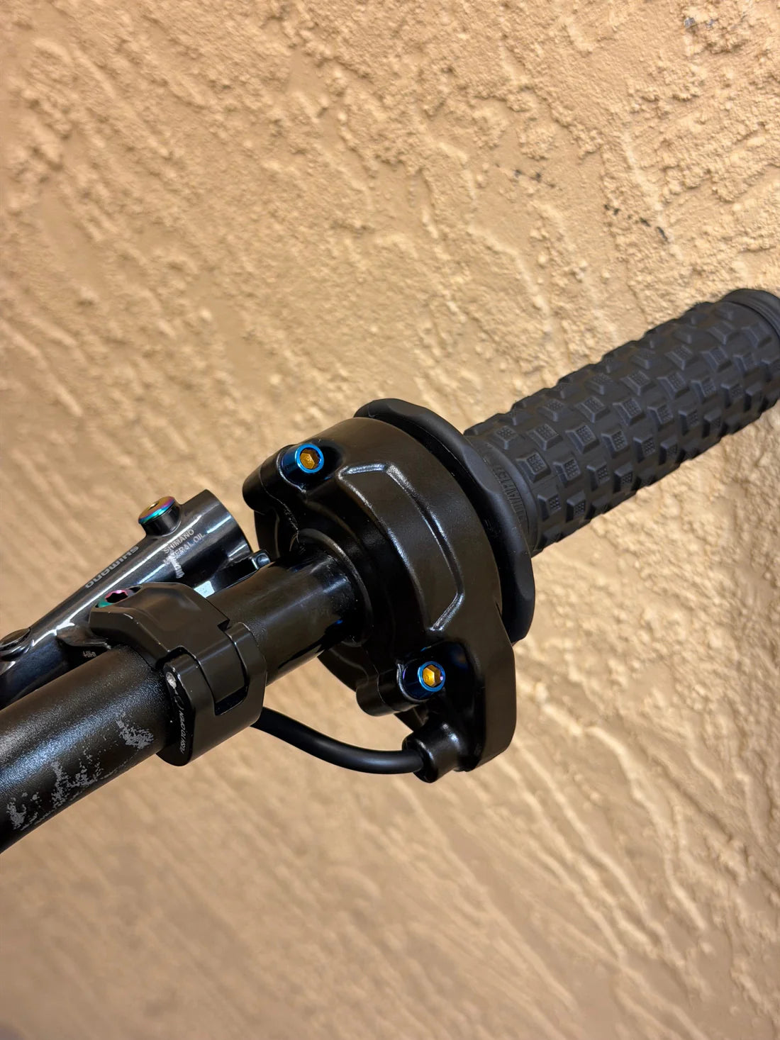 Titanium Emoto throttle bolts